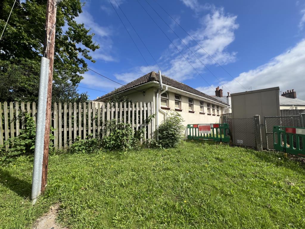 Lot: 69 - FORMER PUBLIC CONVENIENCES WITH POTENTIAL - General view showing the rear of the building